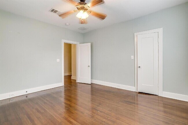 Building Photo - 2 bedroom Duplex in Ryan Place on Large Corner Lot