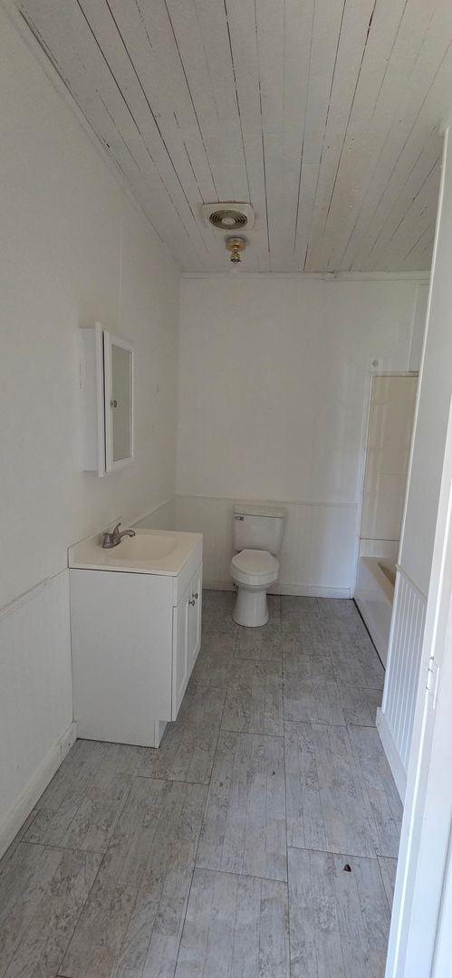 Building Photo - Large home on a corner lot in Ville Platte