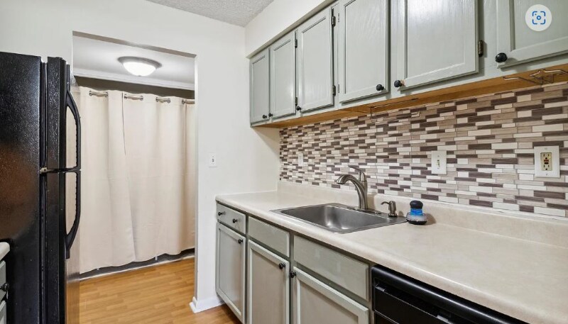 Building Photo - 3005 Valley Dr