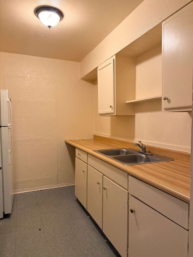 Building Photo - Affordable 1 Bed/1 Bath Duplex Apartment