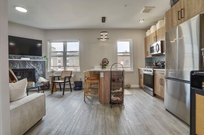 Building Photo - 212 70th St