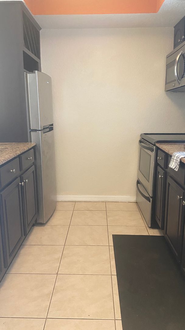 Building Photo - Updated 1-Bedroom Condo in a Gated Communi...