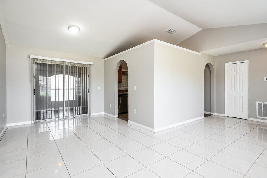 Building Photo - 16 Dorset Dr
