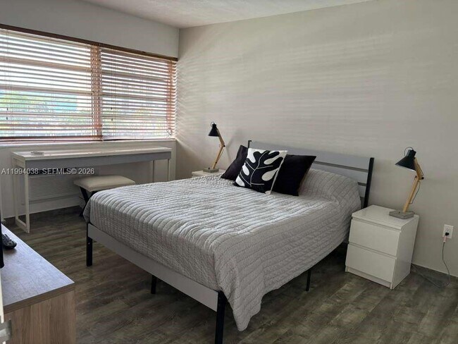 Building Photo - 220 Kings Point Dr