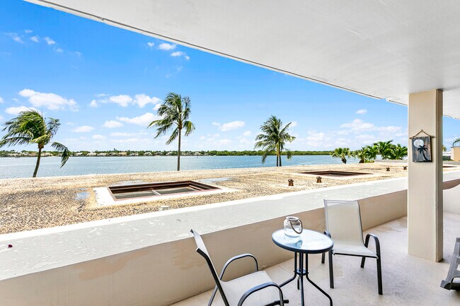 Building Photo - 132 Lakeshore Dr