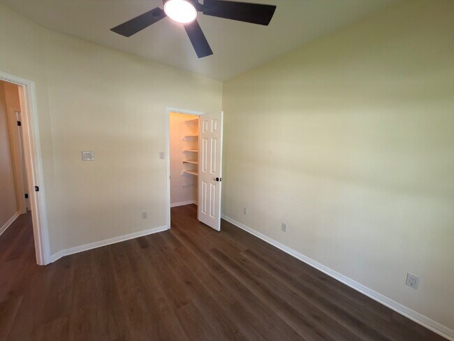 Building Photo - 3 bed 2 bath 2 car garage & pool.