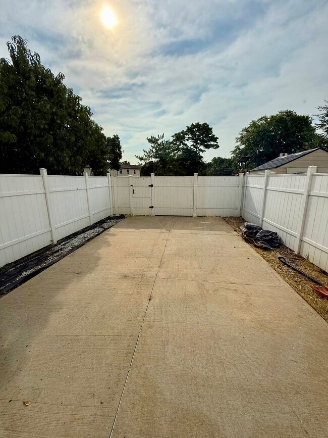 Building Photo - 24 Redbud Rd