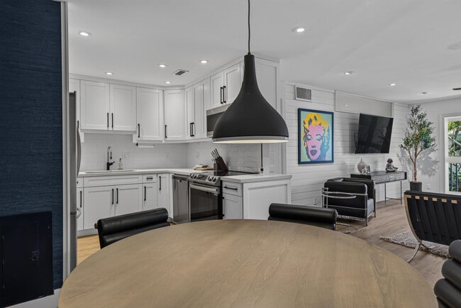 Building Photo - 6515 Bay Club Dr