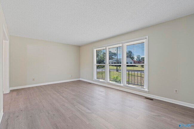 Building Photo - 1927 Edenton Dr SW