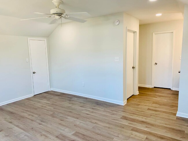 Building Photo - 1/2 off one month with 15 month lease 1 mo...