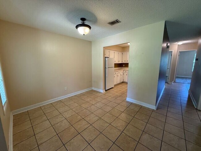 Building Photo - Pensacola - Ferry Pass - 2 bedroom, 1 bathroom - lawn care included