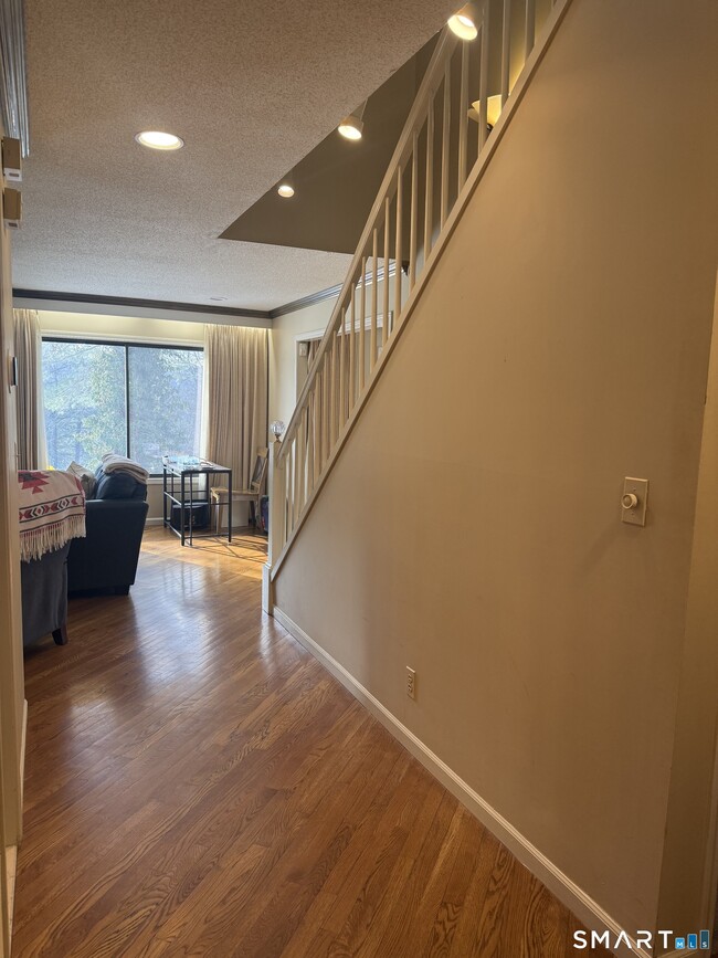 Building Photo - 8 Crossroads Ln