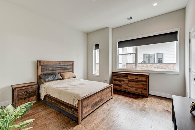 Building Photo - 5857 Dolores St