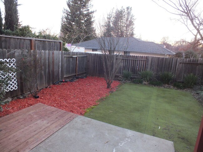 Building Photo - 3 br 2.5 bath Cameron Park Townhome