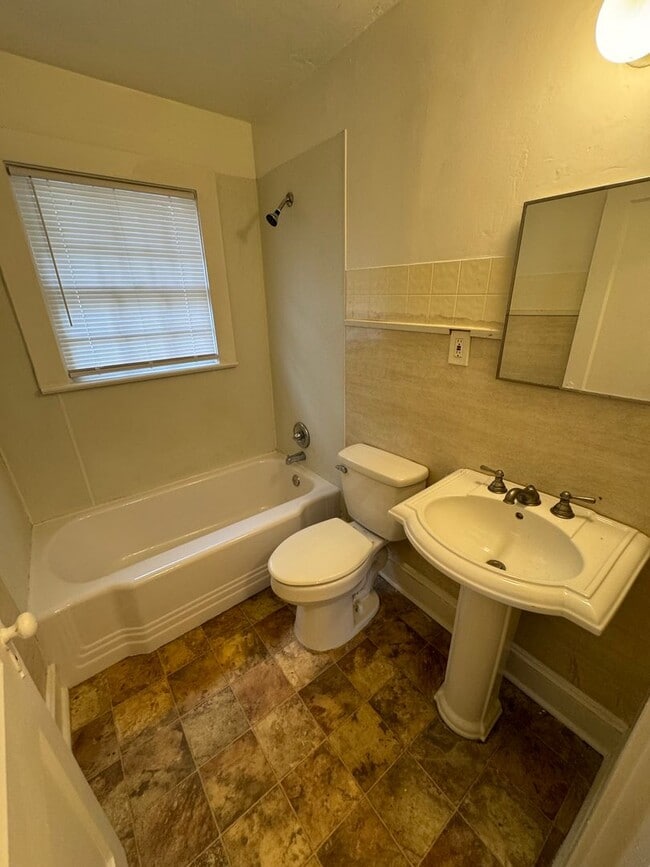 Building Photo - 2/1 House in North Rome- $850