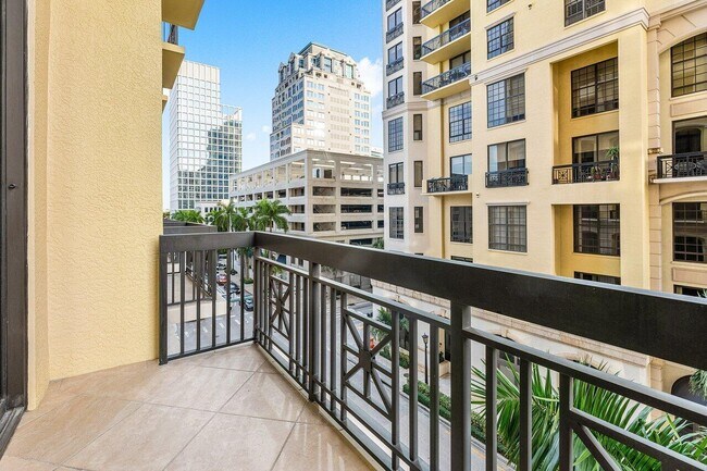 Building Photo - 701 S Olive Ave