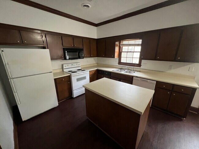 Building Photo - 206 Woodburn Club Ln