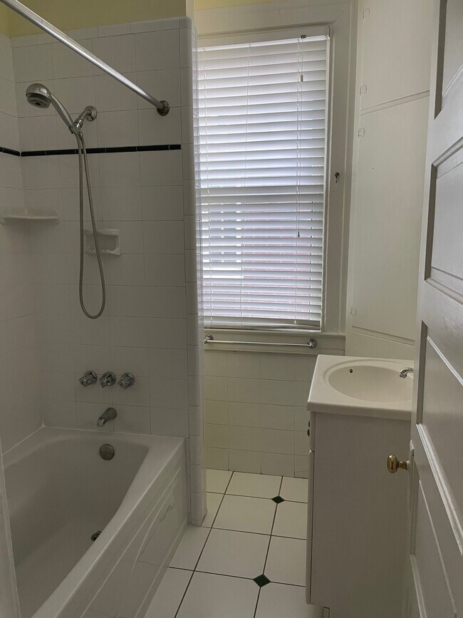 Bathroom - 105 Crescent Ct