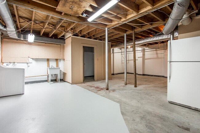 Building Photo - 305 Old Ivy Rd NE