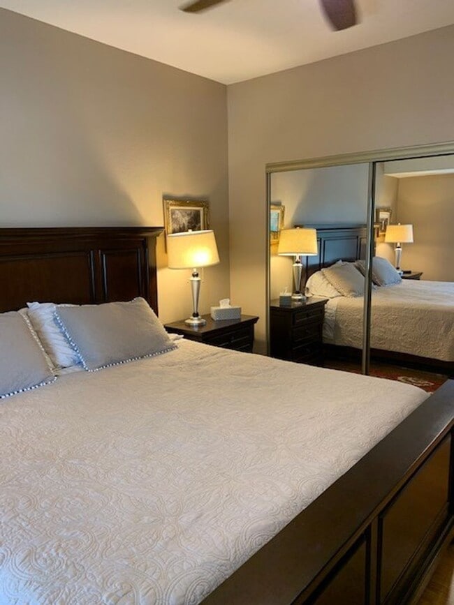 Building Photo - One bedroom condo/ Scottsdale