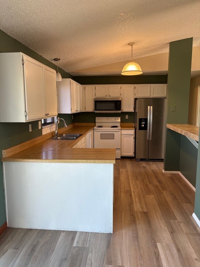 Building Photo - $1950 2 Bed/2 Bath + Bonus Room On Spacious Corner Lot off Briargate