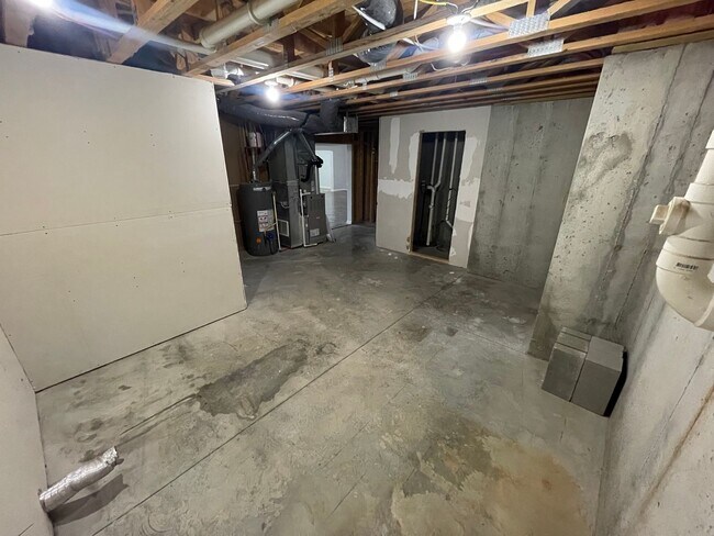 Building Photo - 3 Bedroom Home With Full Basement For Rent