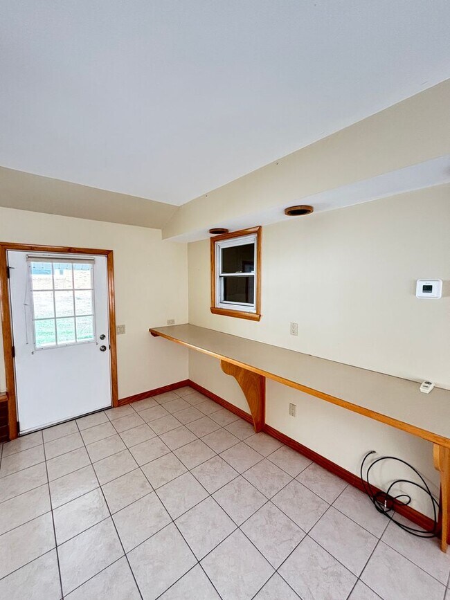 Building Photo - Spacious 3br Home for rent located in Whit...