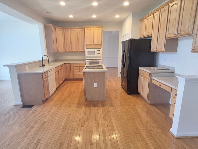 Building Photo - 5207 Linden Dr
