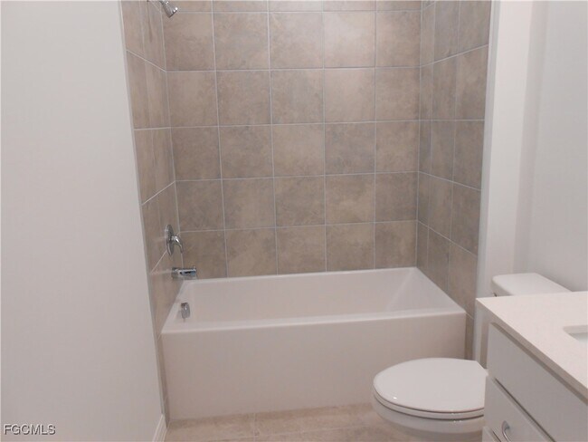 Building Photo - 623 Lakeside Oasis Ave