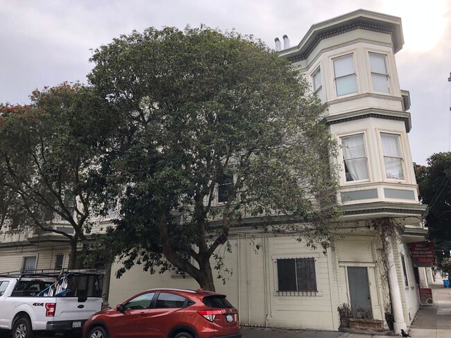 Building Photo - Huge top floor SF flat w/hardwood floors, ...