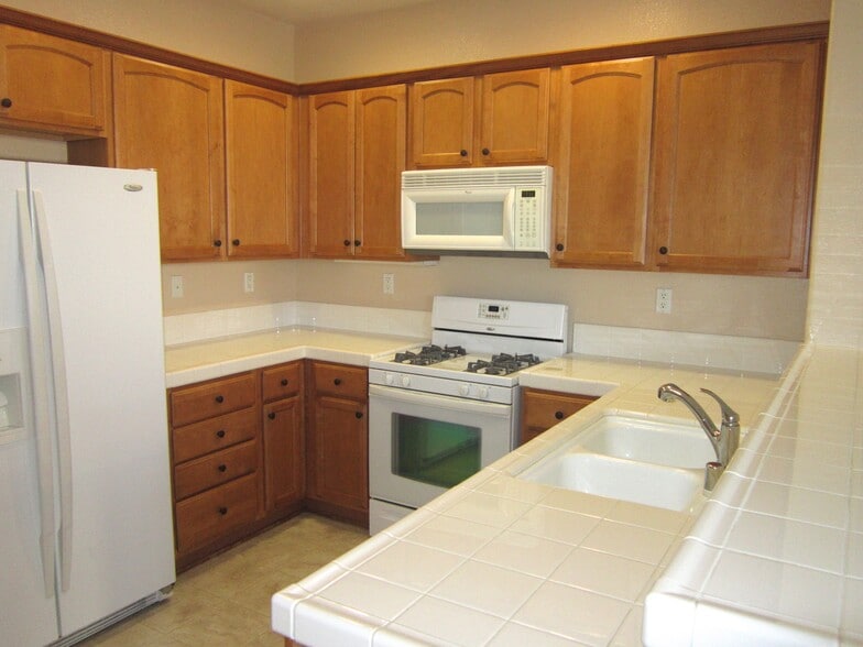KITCHEN - 285 Reef Point Way