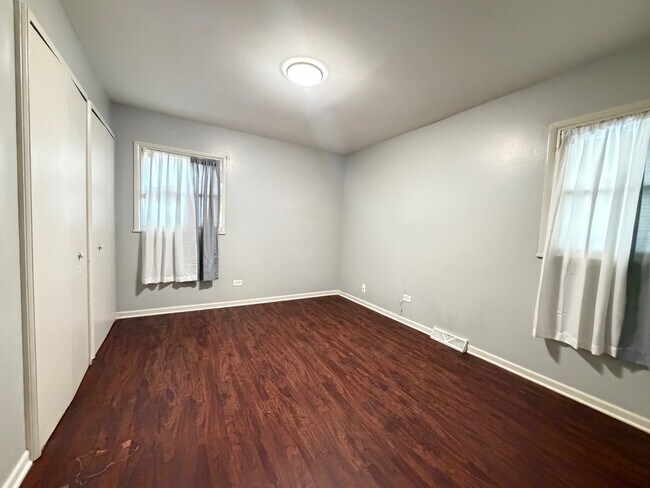 Building Photo - 450 E Mulberry Ct
