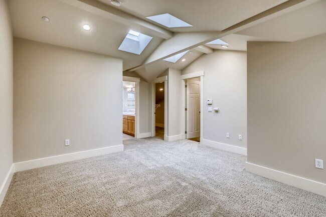 Building Photo - 1108 Taylor Ave N