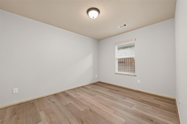 Building Photo - 28207 Chalet Park Dr