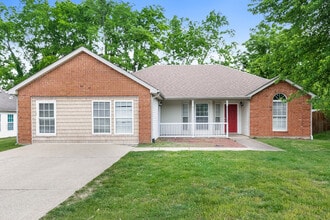 Building Photo - 2130 Spring Hill Cir