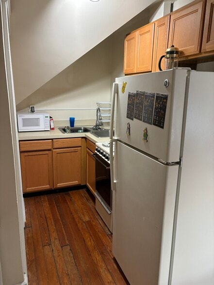 kitchen - 1528 Quarrier St