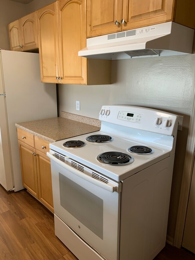 Kitchen - 4111 Charter Oak Dr