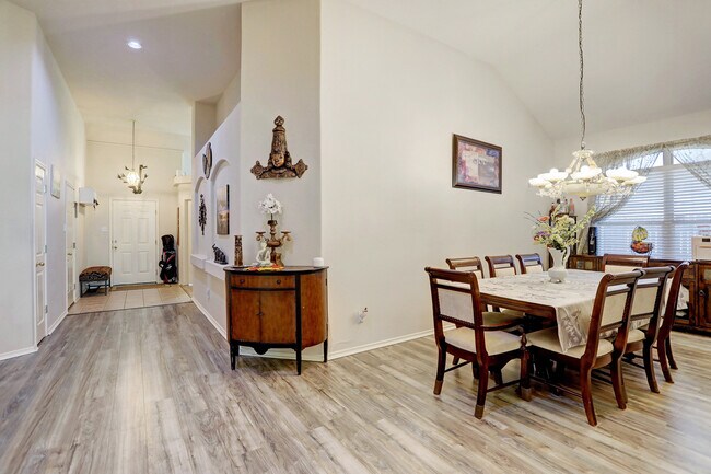 Building Photo - 6613 Cromarty Ln