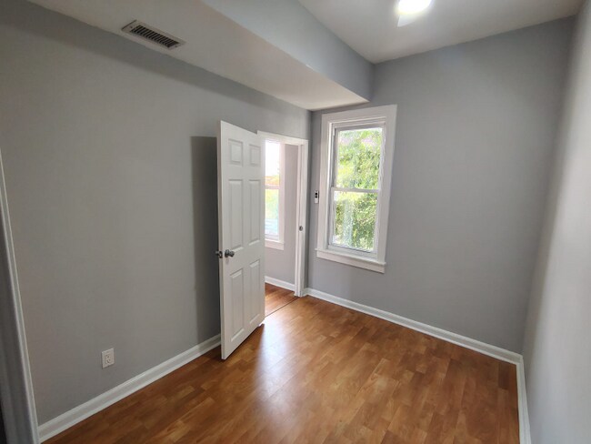 Building Photo - 3338 W Pershing Rd