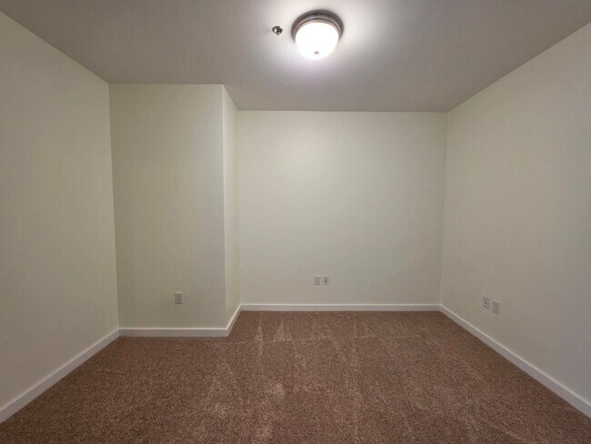 Building Photo - Fantastice High Rise with Full City Views!