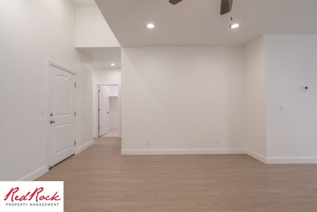 Building Photo - LIMITED TIME OFFER: 3 Bedroom, 2 Bath.  Fr...