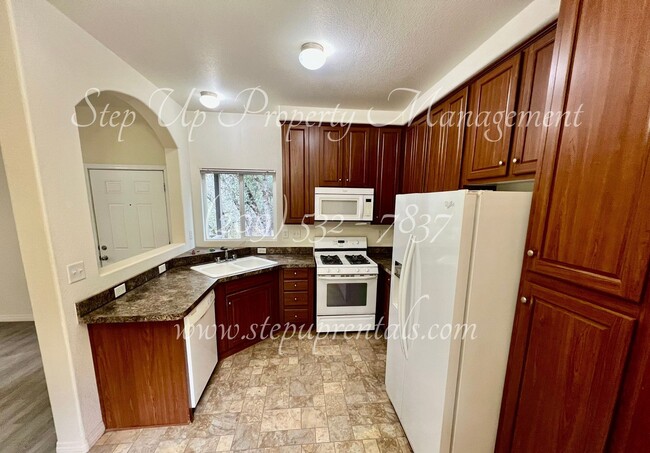 Building Photo - Charming 2 Bedroom 2 Full Bathroom Home Of...