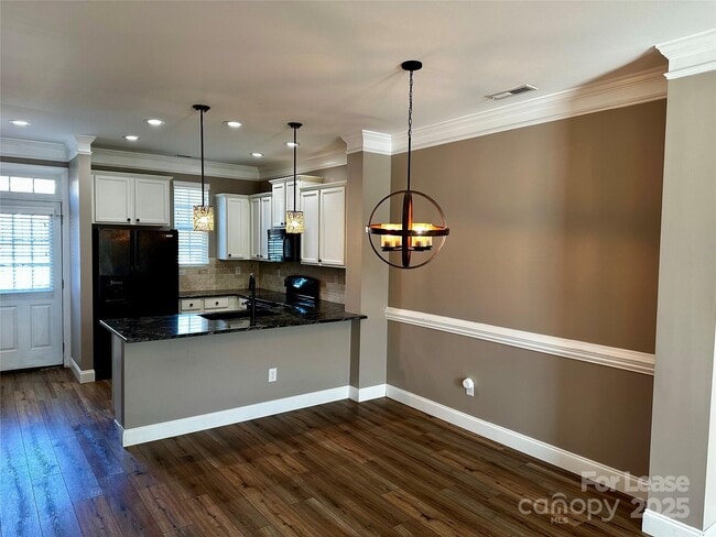 Building Photo - 15808 Sharon Dale Dr