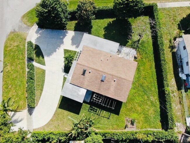 Building Photo - 887 W Perry St