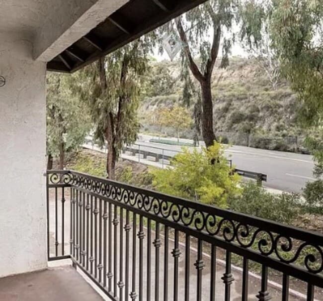 Building Photo - Upgraded townhome in central location !
