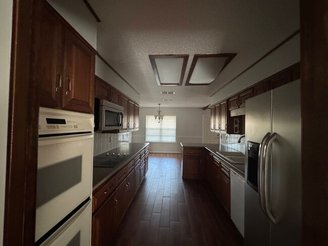 Building Photo - 360 Virtual Tour Available