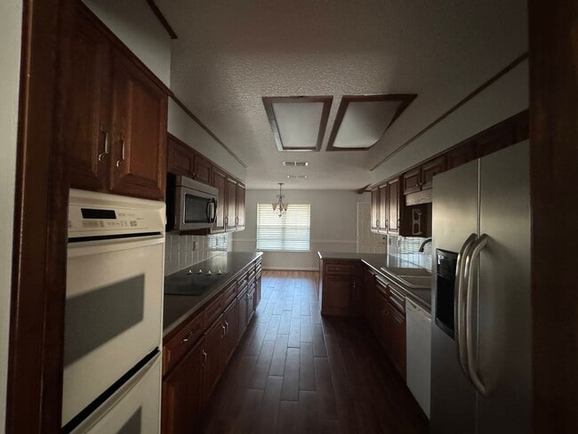 Building Photo - 807 Bass Cir