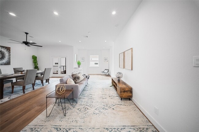 Building Photo - 1122 Hogan St