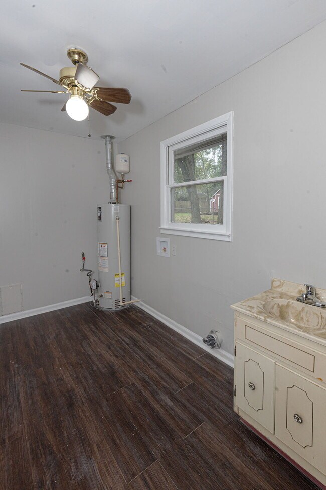 Building Photo - 4527 Fairview Dr