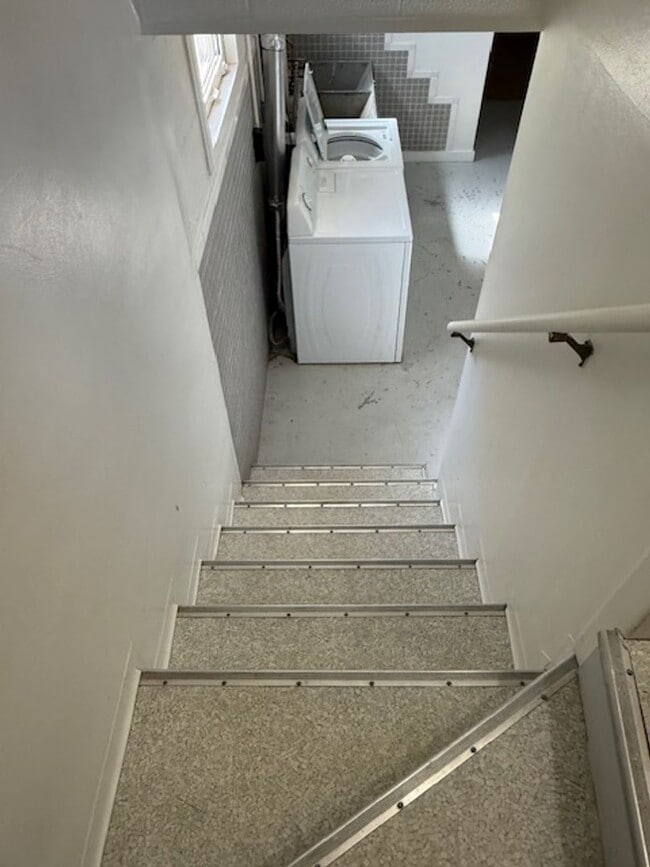 Building Photo - House For Lease